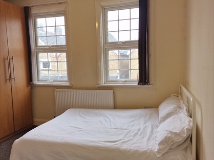 Studio Flat, Elmhurst Road, SL3