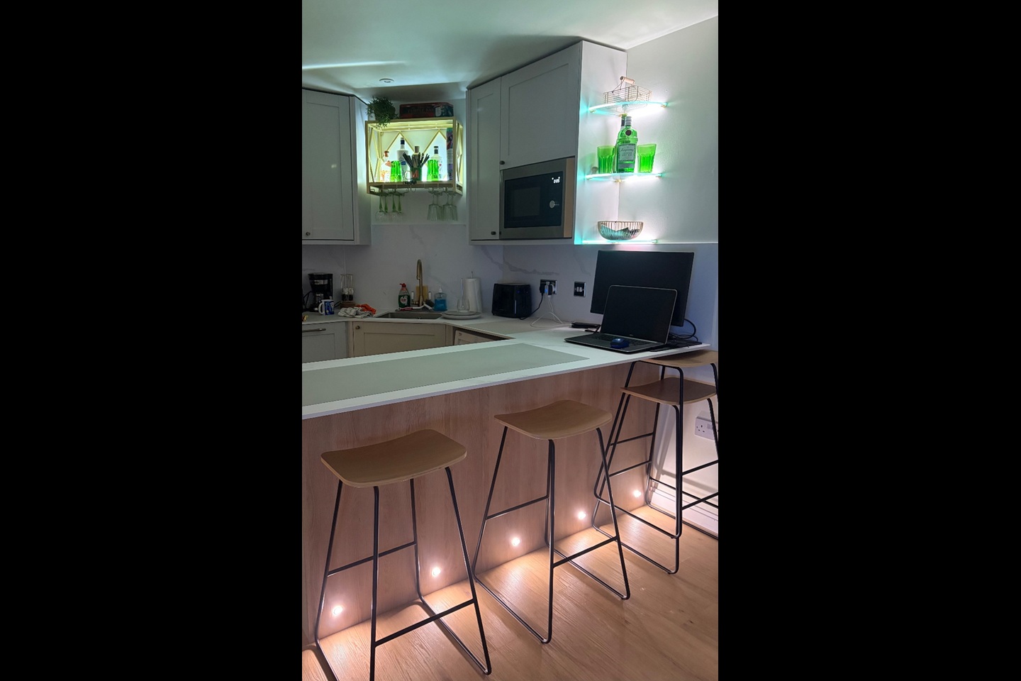 1 Bed Flat, Lloyd George Avenue, CF10