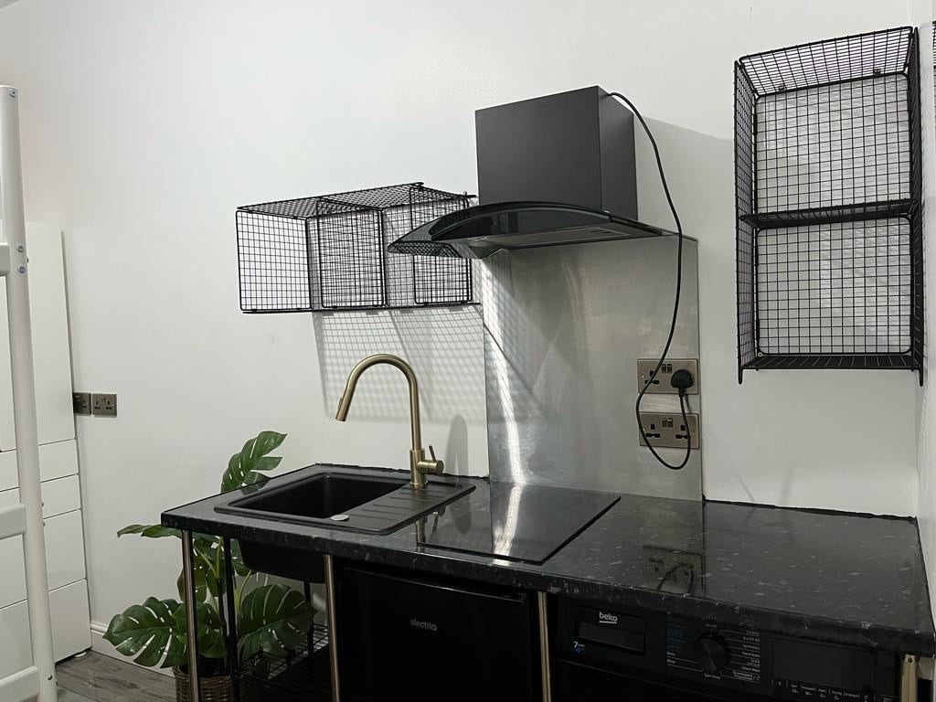 Studio Flat, Victoria Park, M14 photo 3