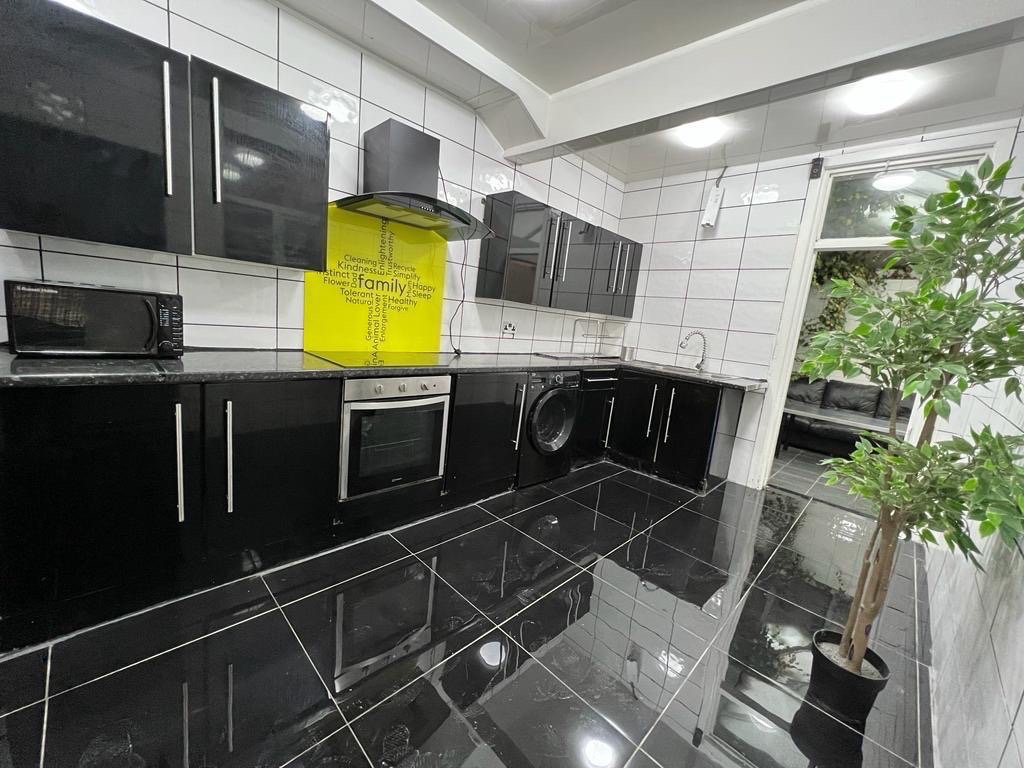 Room in a Shared House, Rusholme, M14 photo 5