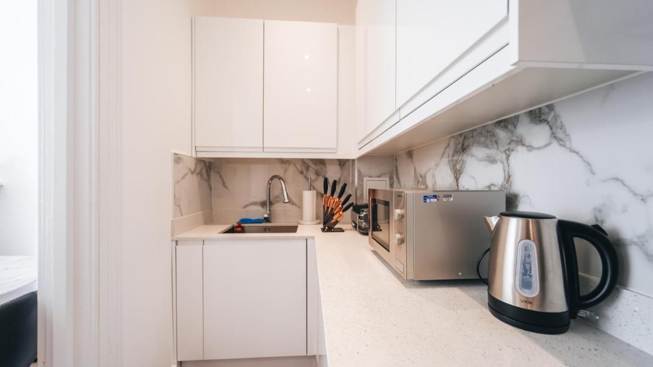 1 Bed Flat, Avonmore Road, W14 photo 3