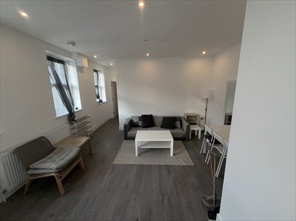 1 Bed Flat, High St, KT19