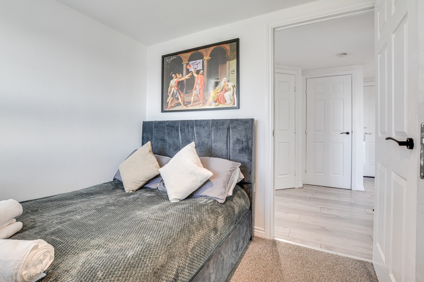 2 Bed Flat, Middlewood St, M5 photo 2