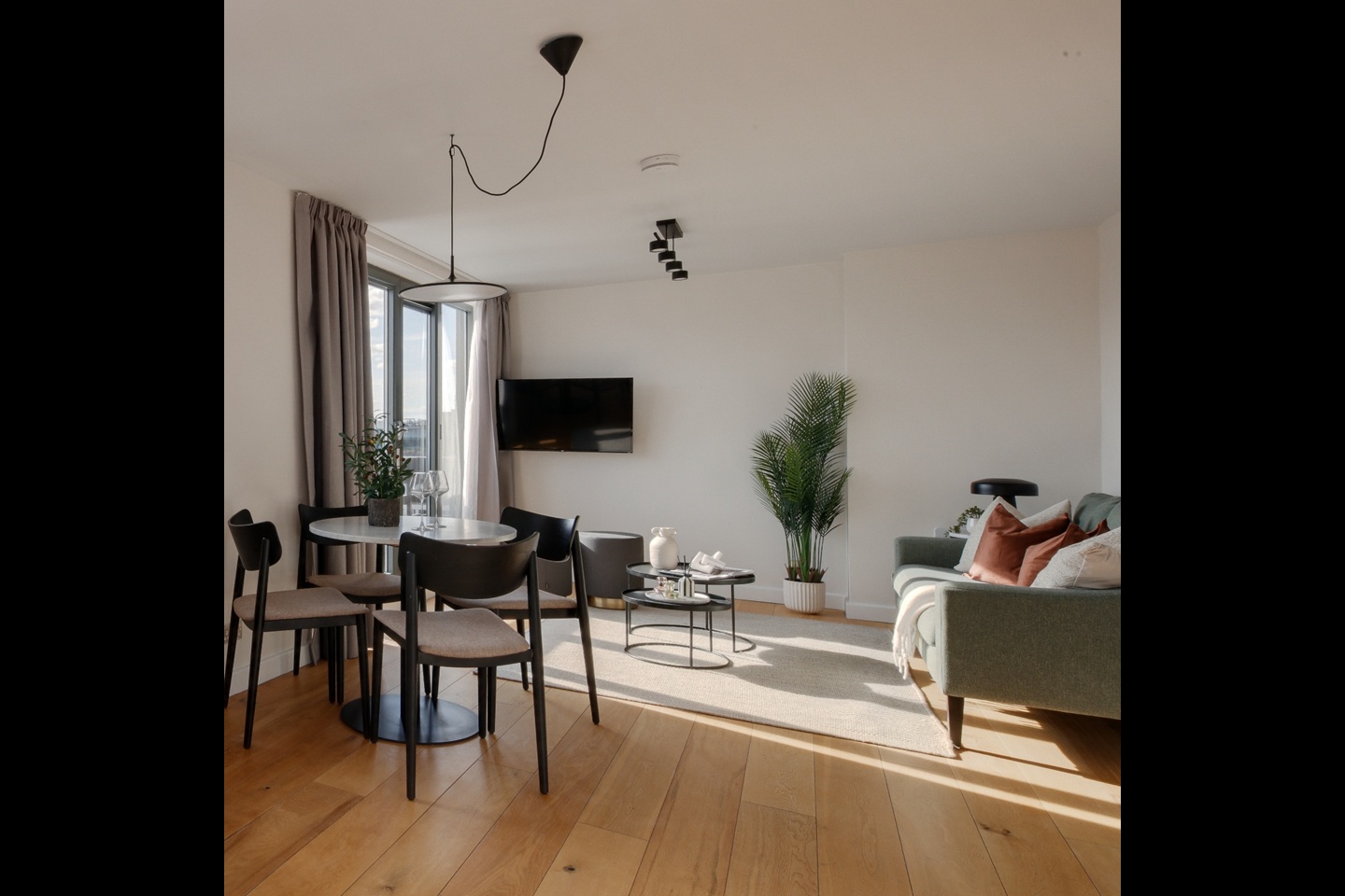 2 Bed Flat, London, W1T photo 2