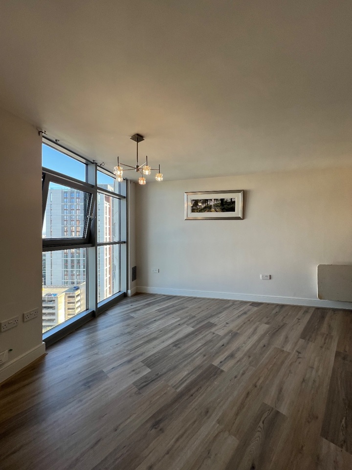 2 Bed Flat, Altolusso, CF10 photo 5