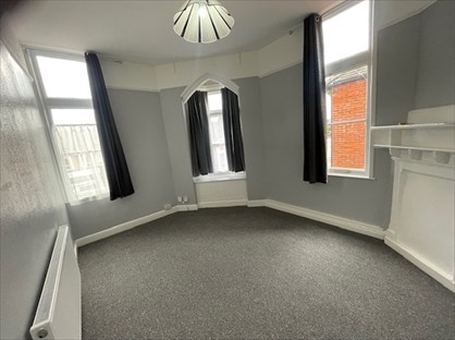 1 Bed Flat, High St, LN5