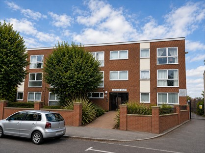 2 Bed Flat, Highland Court, E18