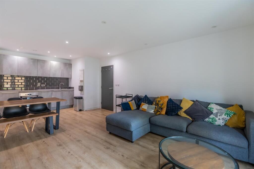1 Bed Flat, Brickworks, CF10 photo 3