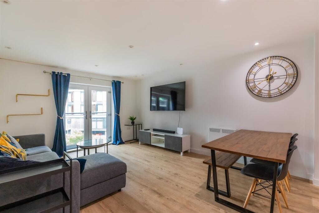 1 Bed Flat, Brickworks, CF10 photo 4