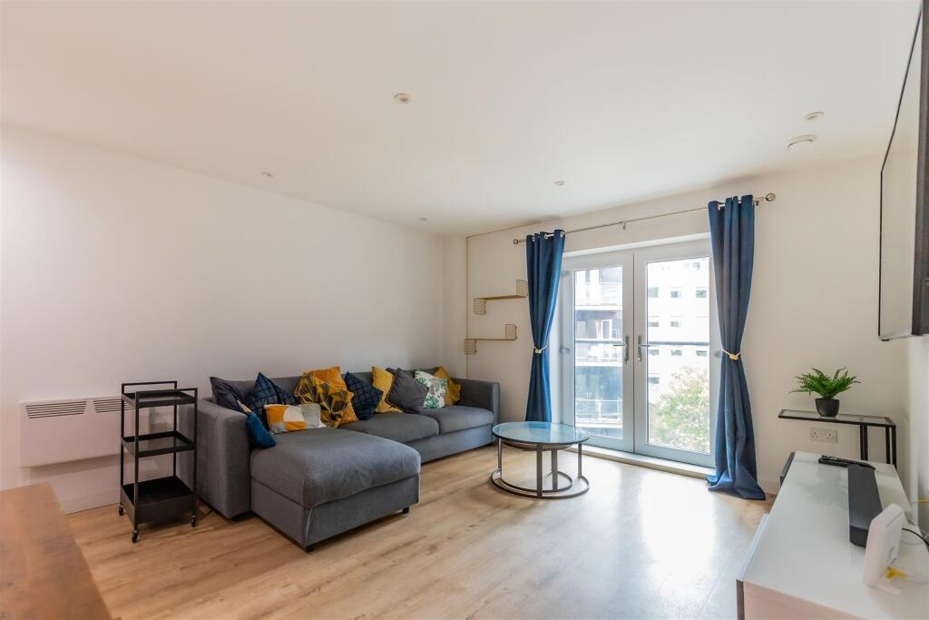 1 Bed Flat, Brickworks, CF10 photo 5