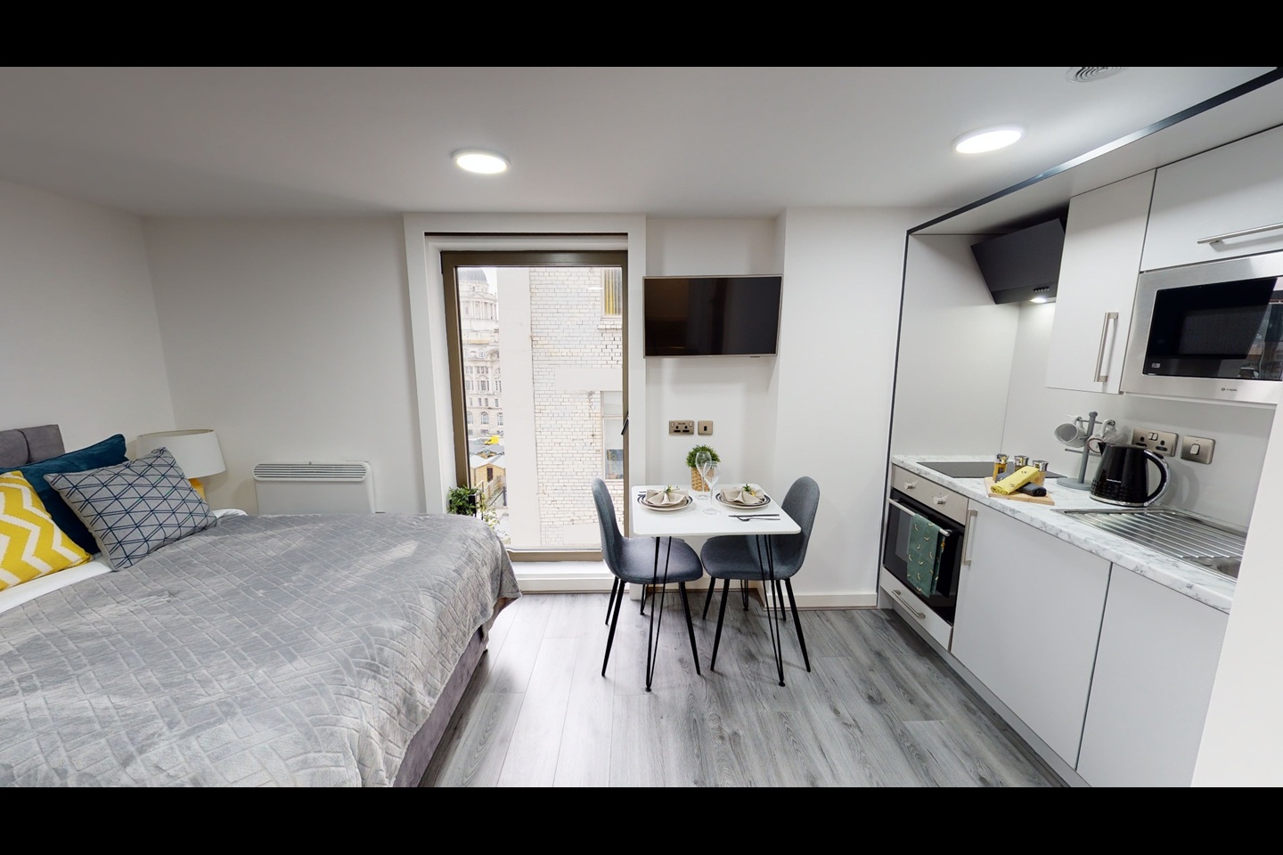 Studio Flat, Drury Lane, L2