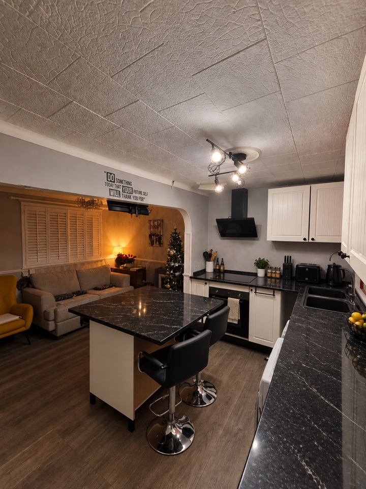 3 Bed Detached House, Hill View, CF5