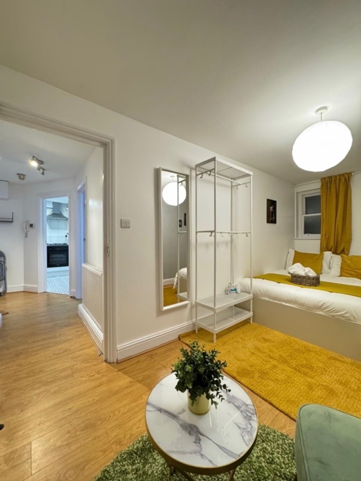 2 Bed Flat, Brick Lane, E1 photo 2