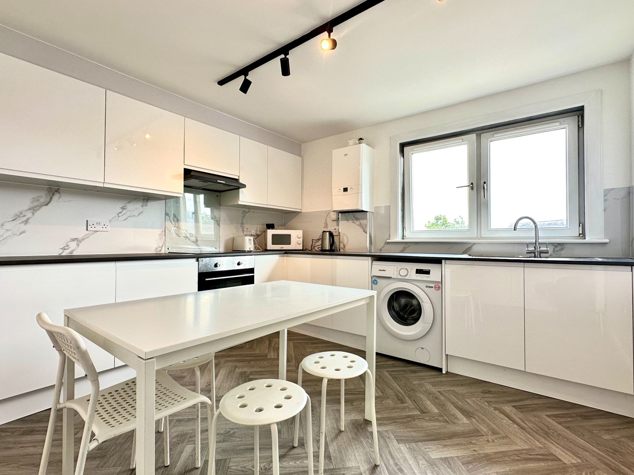 2 Bed Flat, Oxgangs Crescent, EH13 photo 3