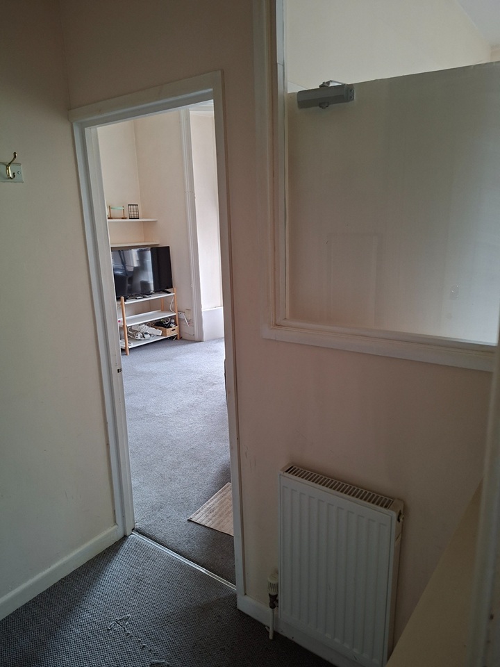 2 Bed Flat, Cotham Grove, BS6 photo 2
