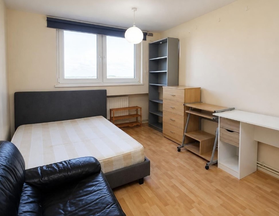 Room in a Shared Flat, Stafford Terrace, W8