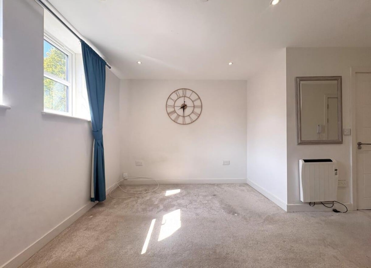 Studio Flat, Connaught Road, CF24 photo 3