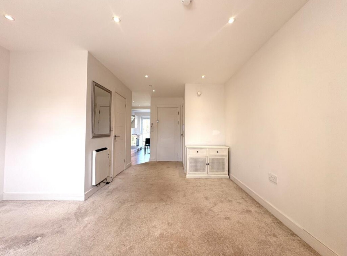 Studio Flat, Connaught Road, CF24 photo 4