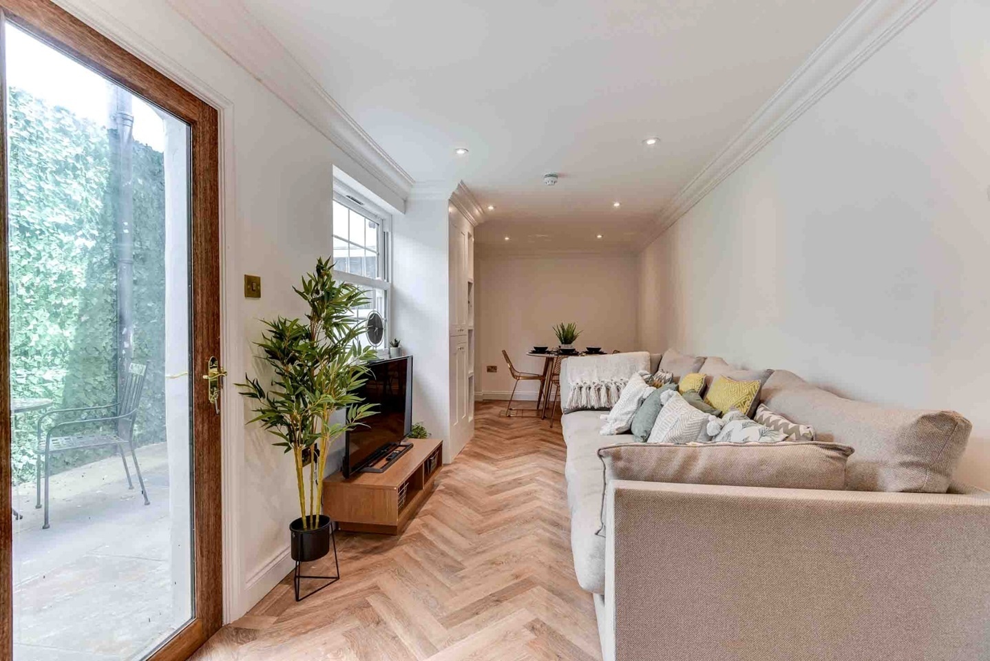2 Bed Flat, Marine Square, BN2 photo 2