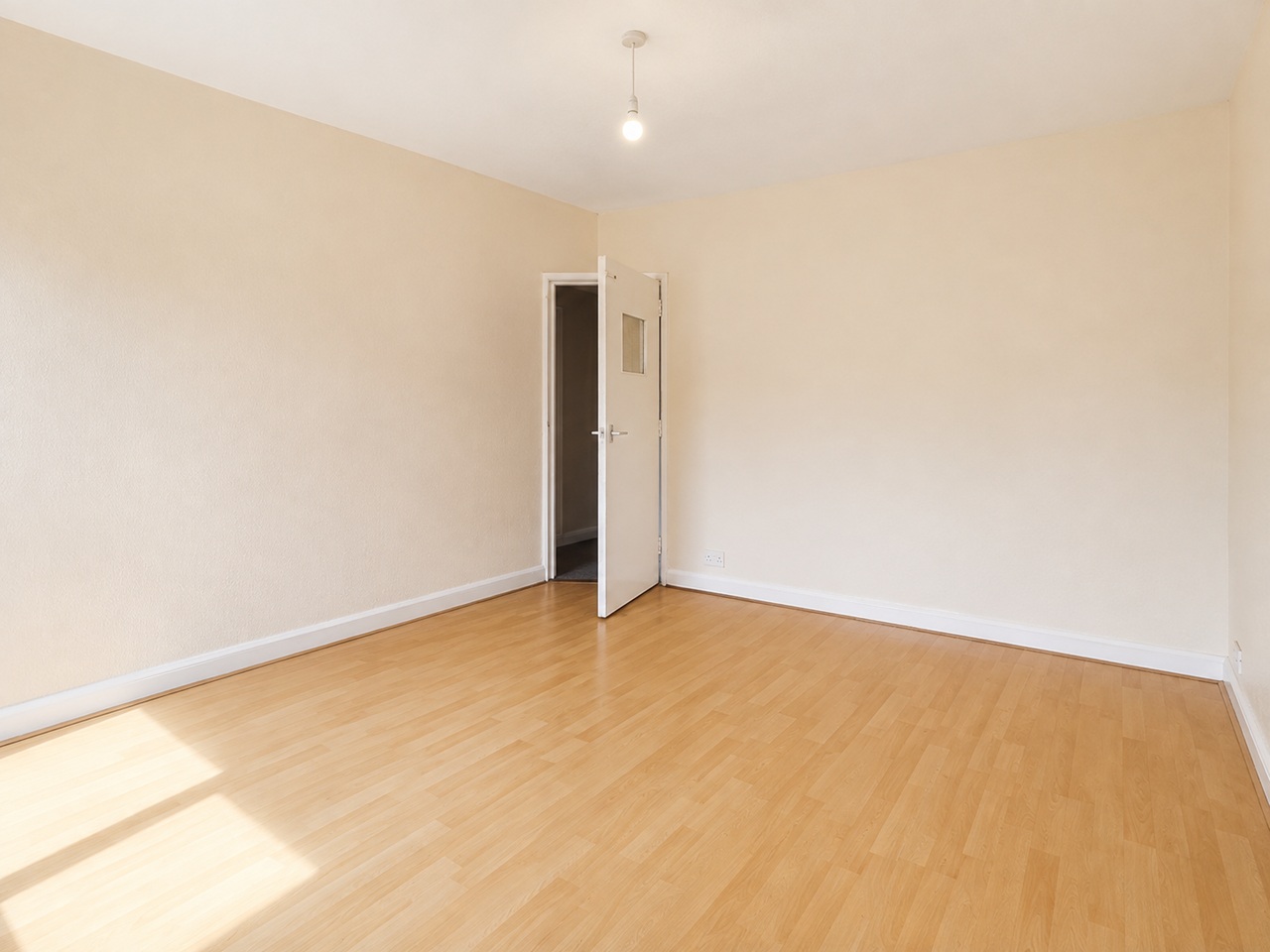 3 Bed Detached House, Thurman St, NG7 photo 3