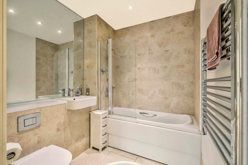 1 Bed Flat, Newark St, E1 photo 4