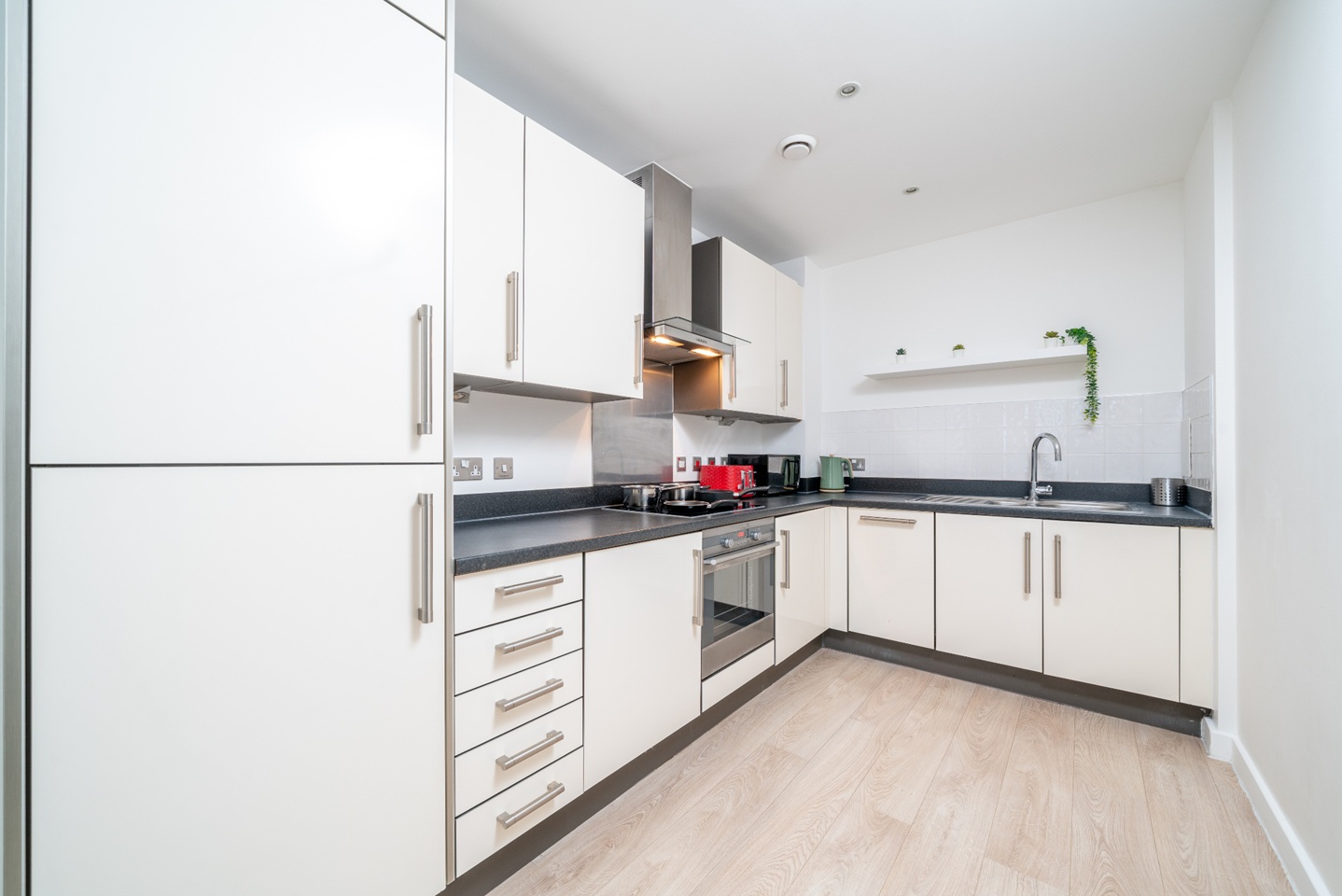 1 Bed Flat, Newark St, E1 photo 3