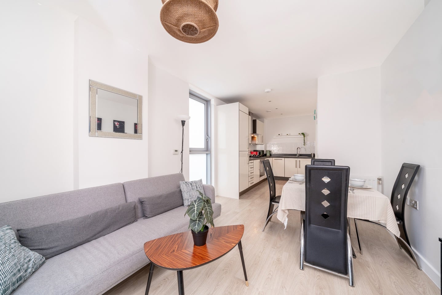 1 Bed Flat, Newark St, E1 photo 5