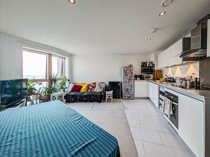 2 Bed Flat, Reed House, SW19
