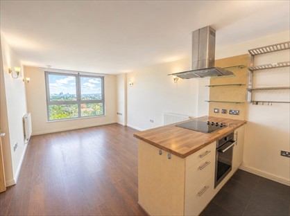 2 Bed Flat, Throwley Way, SM1