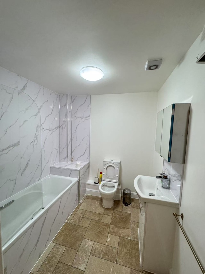 1 Bed Flat, Moss Lane East, M14 photo 4