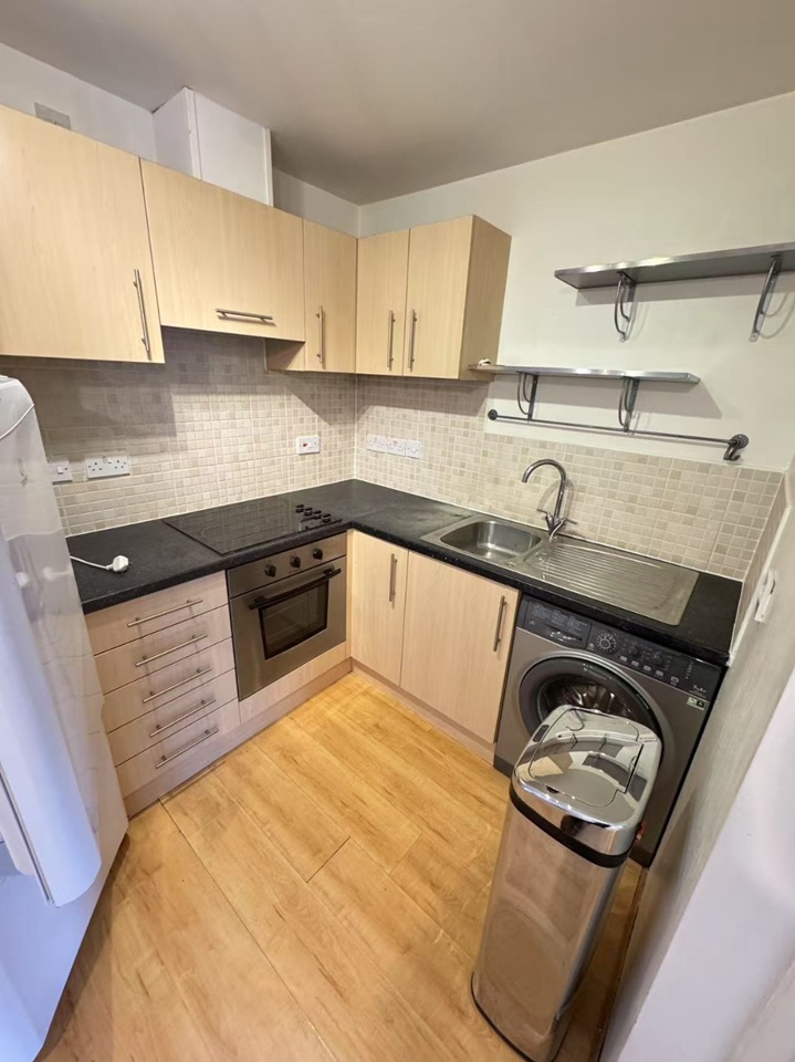 1 Bed Flat, Moss Lane East, M14 photo 5