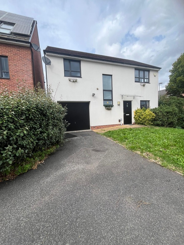4 Bed Detached House, Delaney Way, M7 photo 2