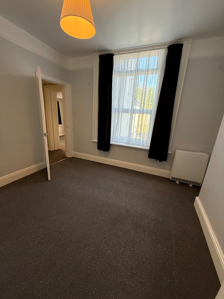 1 Bed Flat, Lawn Road, SO17 photo 2