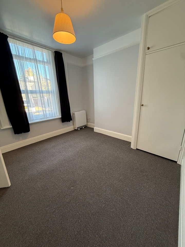 1 Bed Flat, Lawn Road, SO17 photo 3