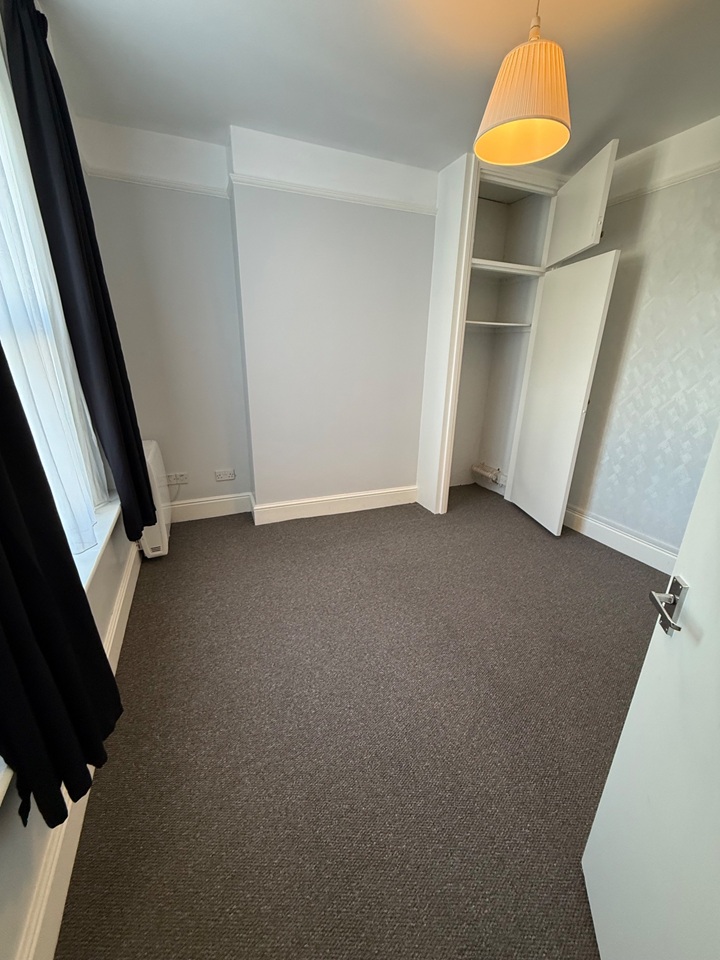 1 Bed Flat, Lawn Road, SO17 photo 4