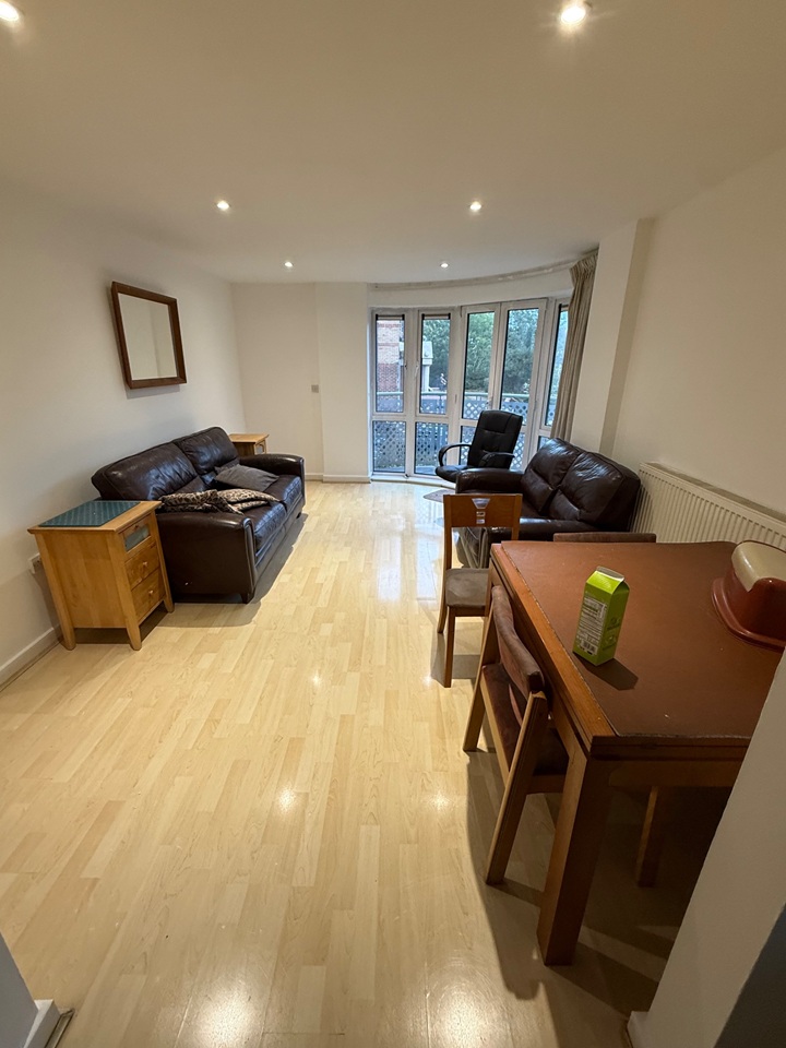 2 Bed Flat, The Pinnacle, RG1 photo 3