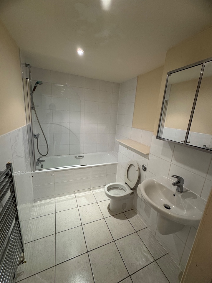 1 Bed Flat, The Eighth Day, M1 photo 4