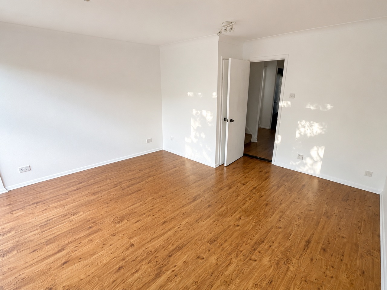 2 Bed Flat, Bywater Place, SE16 photo 2