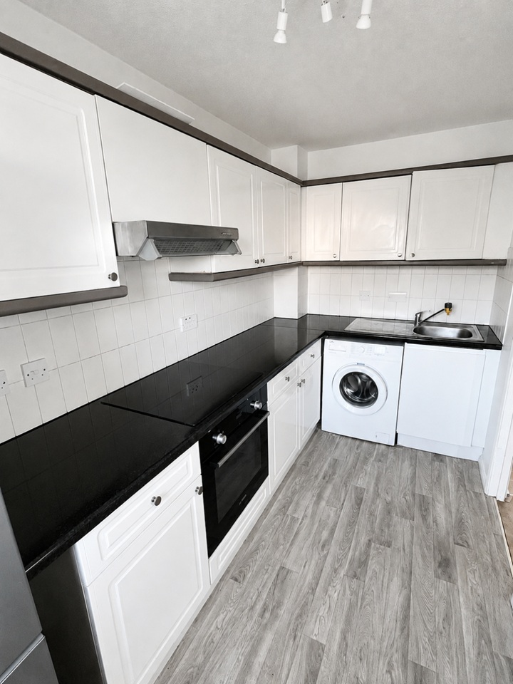 2 Bed Flat, Bywater Place, SE16 photo 3