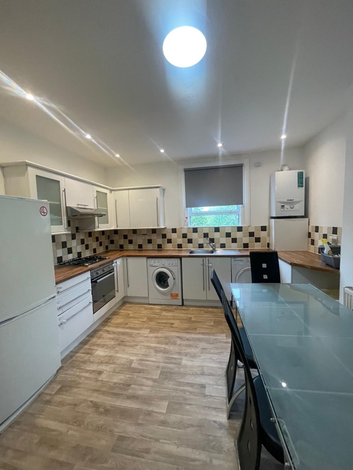 3 Bed Flat, Josephine Avenue, SW2 photo 2