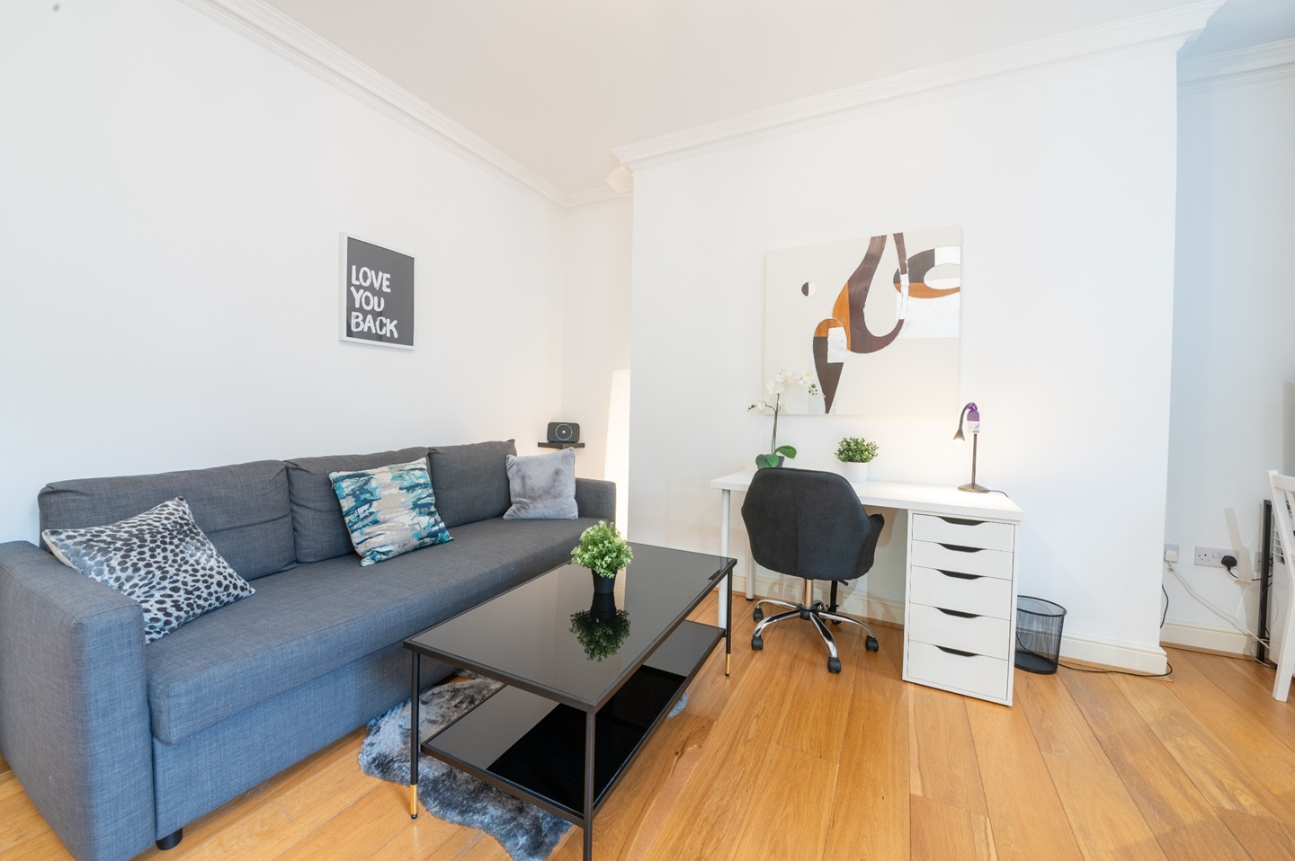 1 Bed Flat, Guilford St, WC1N photo 3