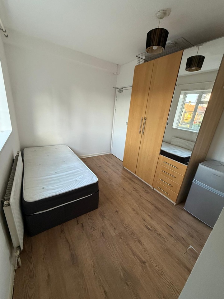 Room in a Shared House, Berry Cottages, E14