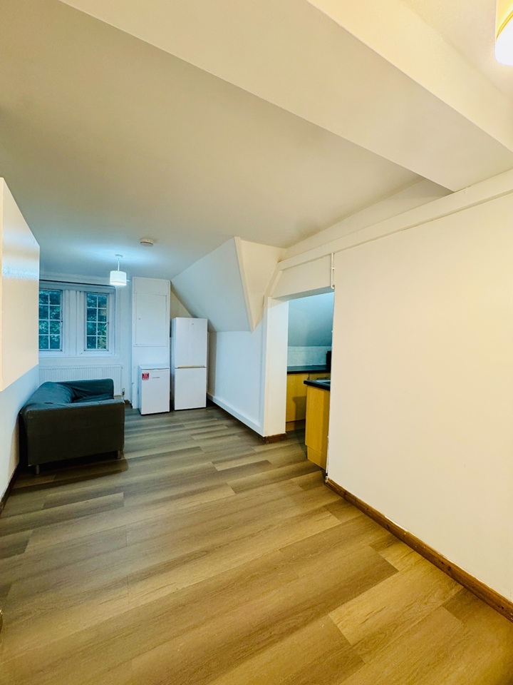 1 Bed Flat, Uxbridge Road, W12
