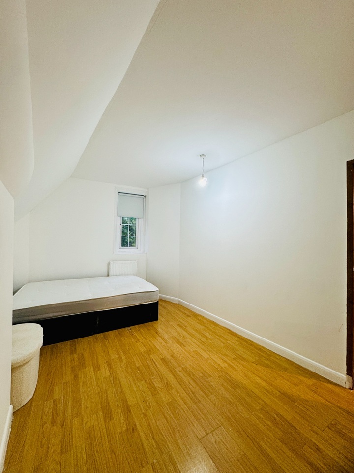 1 Bed Flat, Uxbridge Road, W12 photo 2