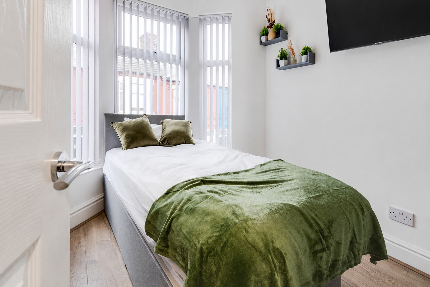5 Bed Flat, Manningham Road, L4