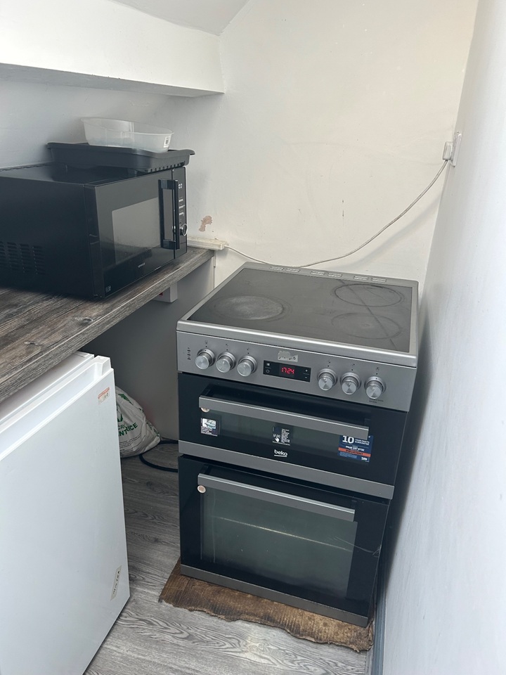 Room in a Shared House, Platt Lane, M14