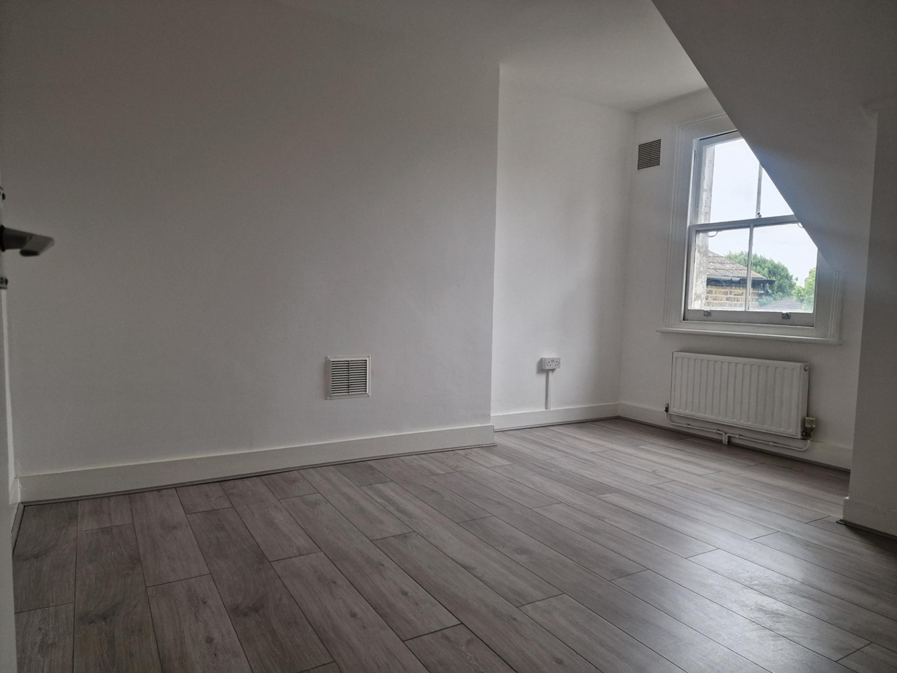 2 Bed Flat, London, SE22 photo 2