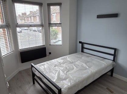 1 bed room for rent in Bedsit, Liverpool Road, WD18