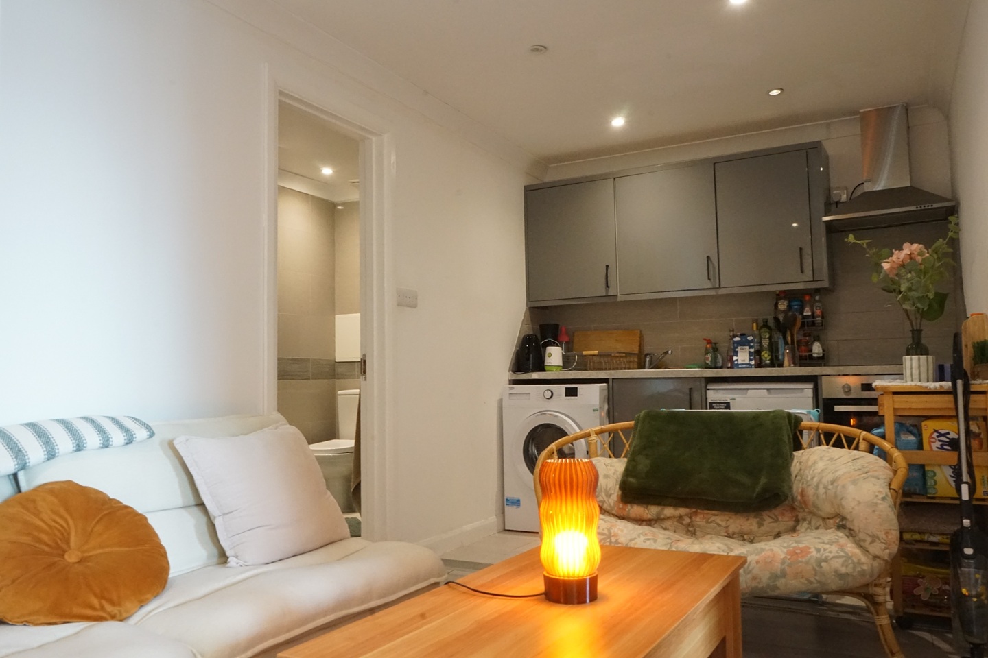 2 Bed Flat, West Street, BN1 photo 3