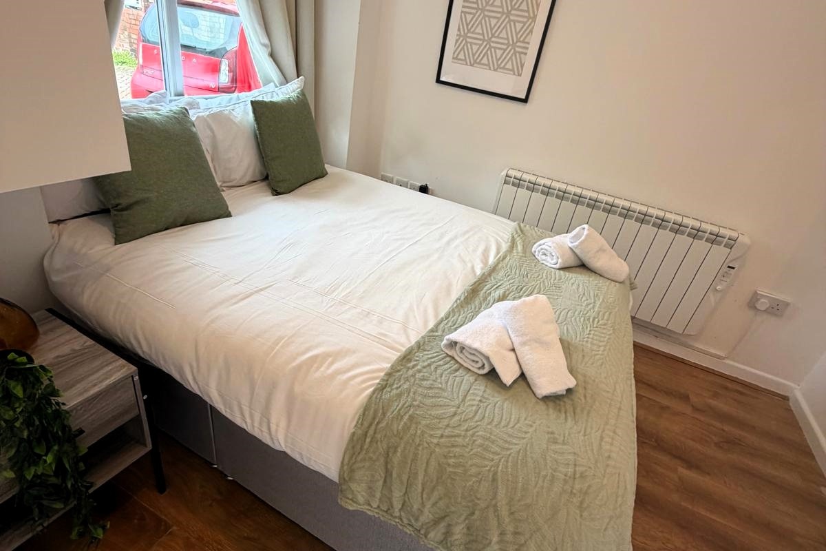 3 Bed Flat, Luton Grove, L4 photo 3